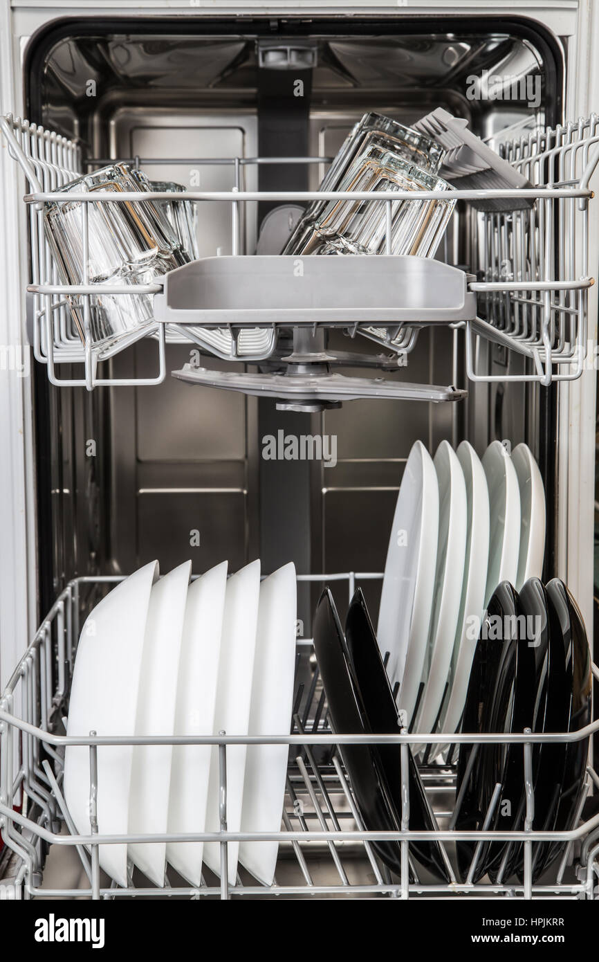 Nettoyer les assiettes et verres en machine lave-vaisselle moderne Banque D'Images