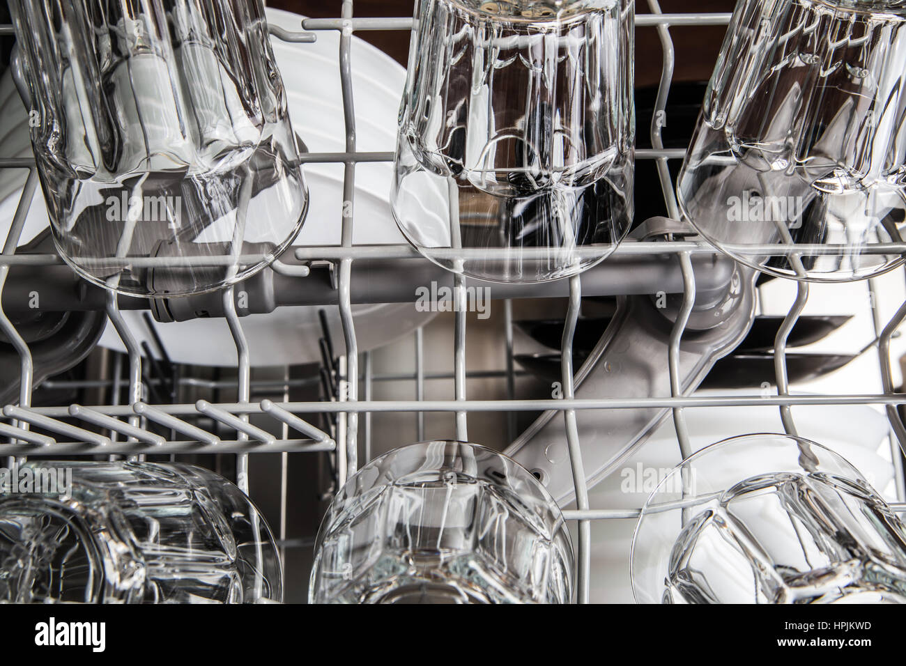 Nettoyer cristal verres transparents en machine lave-vaisselle moderne Banque D'Images