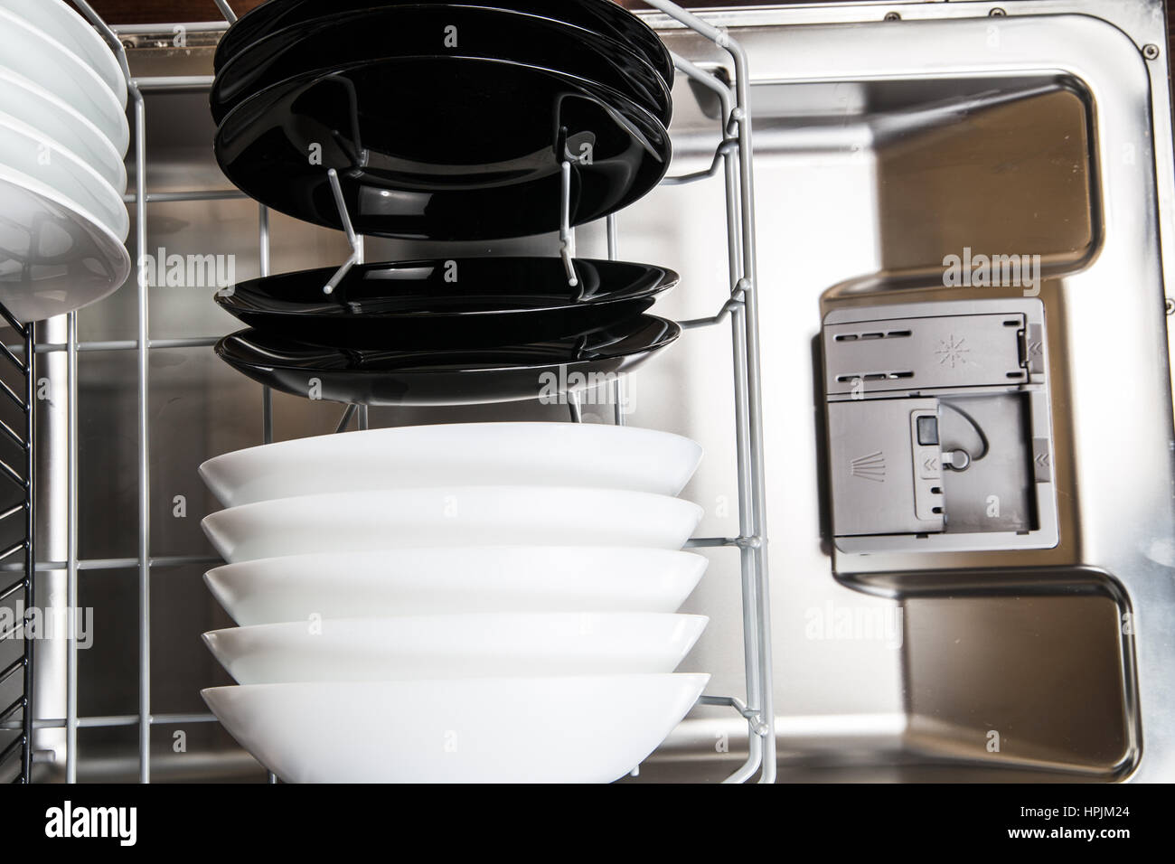 Nettoyer la vaisselle dans un lave-vaisselle moderne machine Banque D'Images