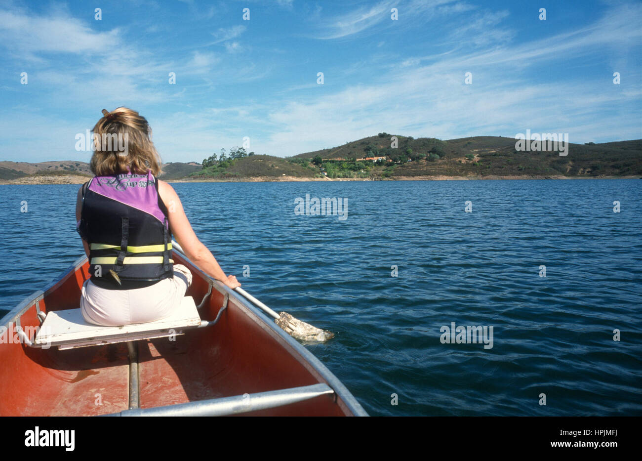 Femme sur un lac canoe kayak Banque D'Images