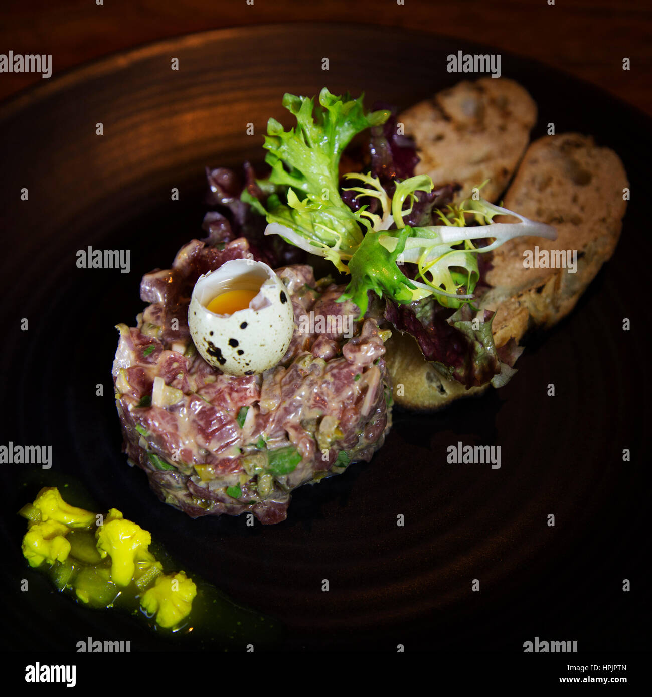 Filet Américain (steak tartare) servi au sud de Houston à La Haye, aux Pays-Bas. Le restaurant sert une variété de cuisine Américaine et Continentale di Banque D'Images