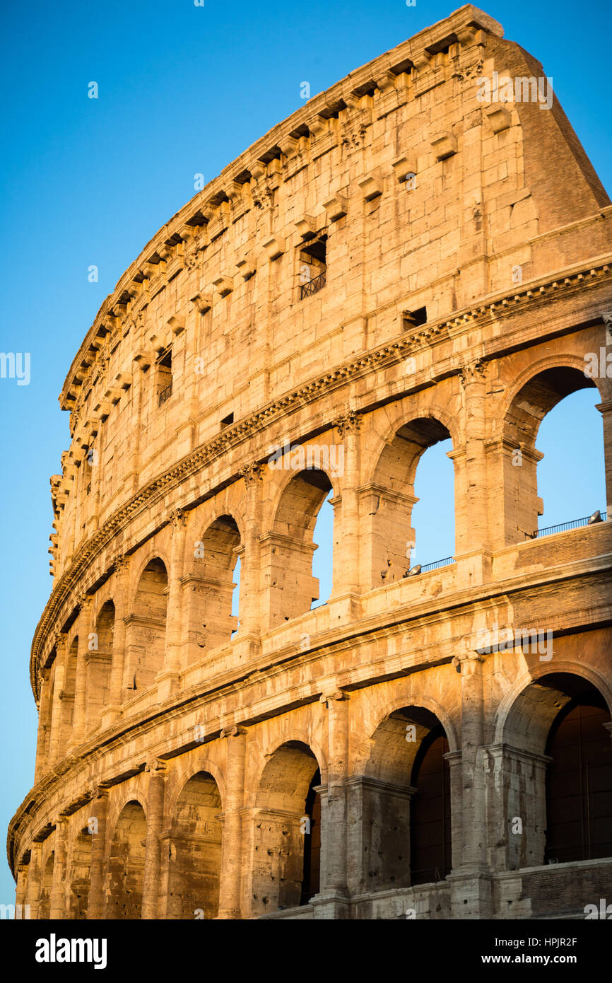 Le Colisée de Rome à la tombée de la nuit à Rome, Italie. Banque D'Images