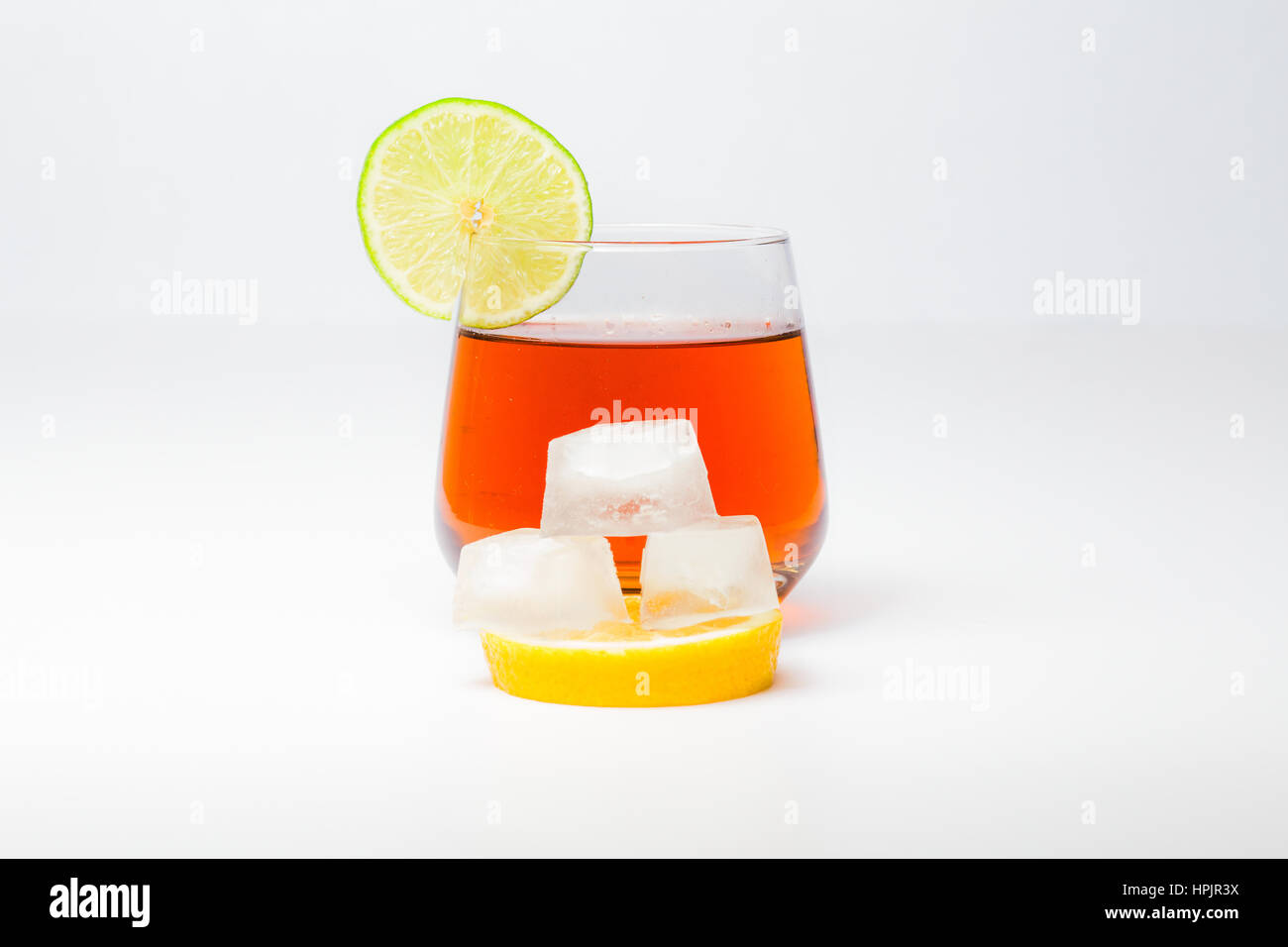 Thé glacé dans le verre avec icelime et citron Banque D'Images