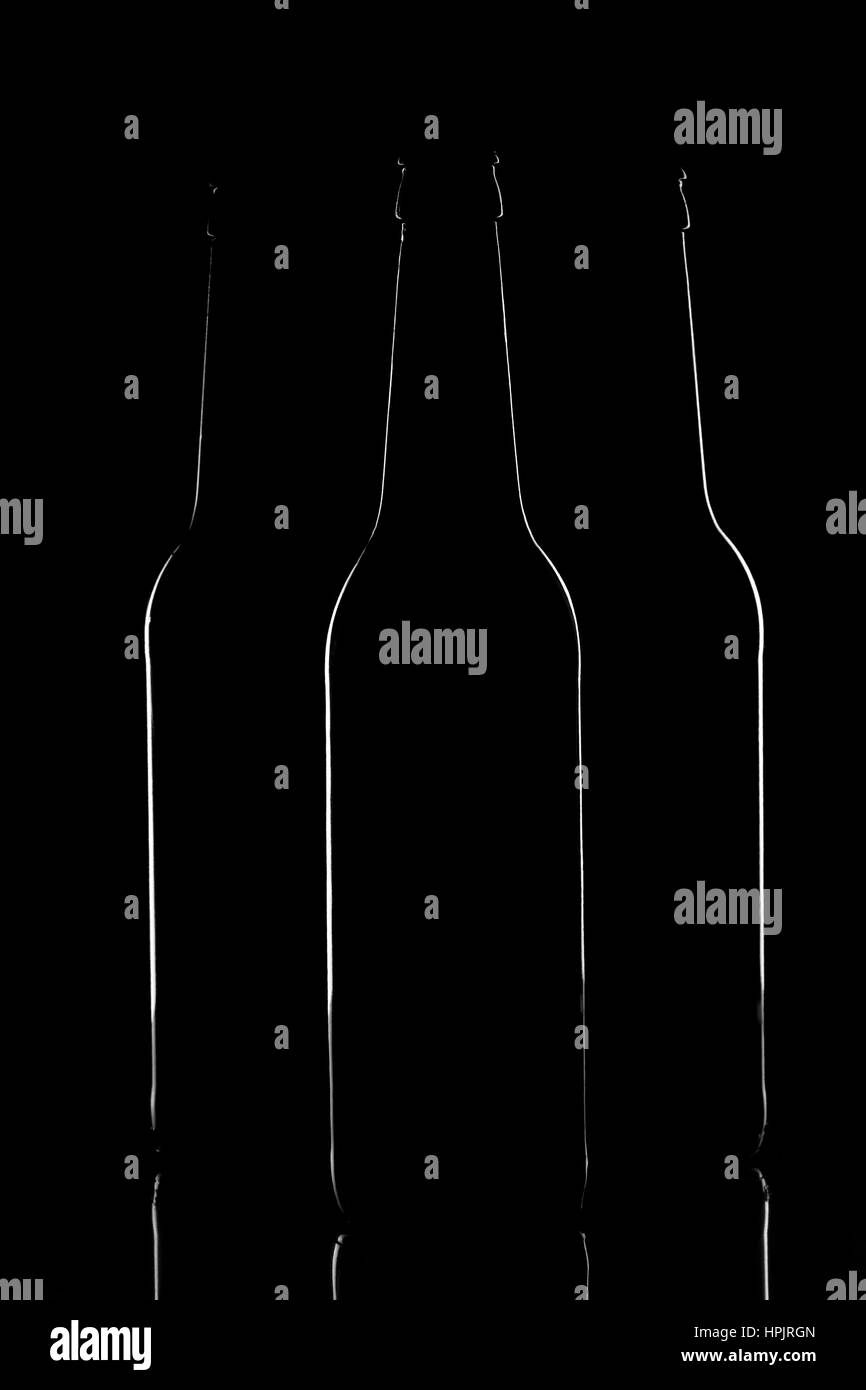 Contours de bouteilles de bière sombre sur le fond noir Banque D'Images