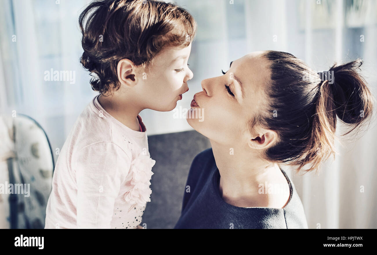 Portrait d'une mère l'embrasser fille bien-aimée Banque D'Images