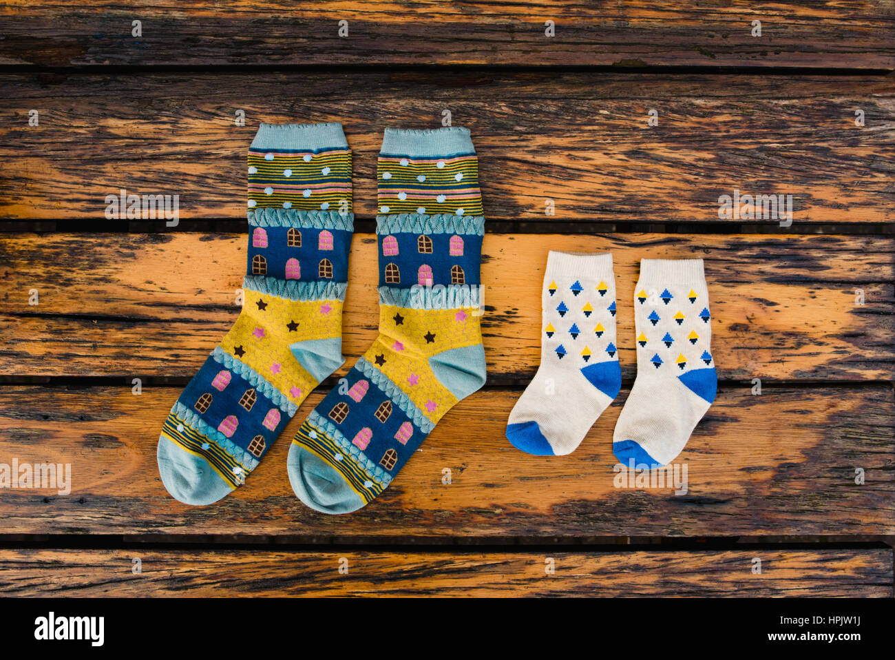 Les bas et chaussettes bébé sur banc en bois rustique Banque D'Images