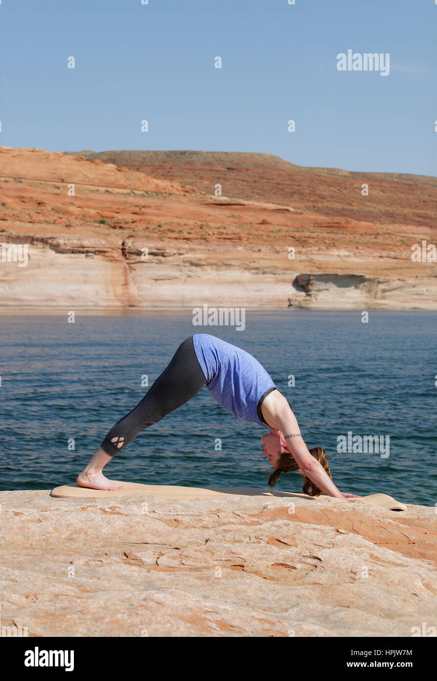 Woman by lake Banque D'Images