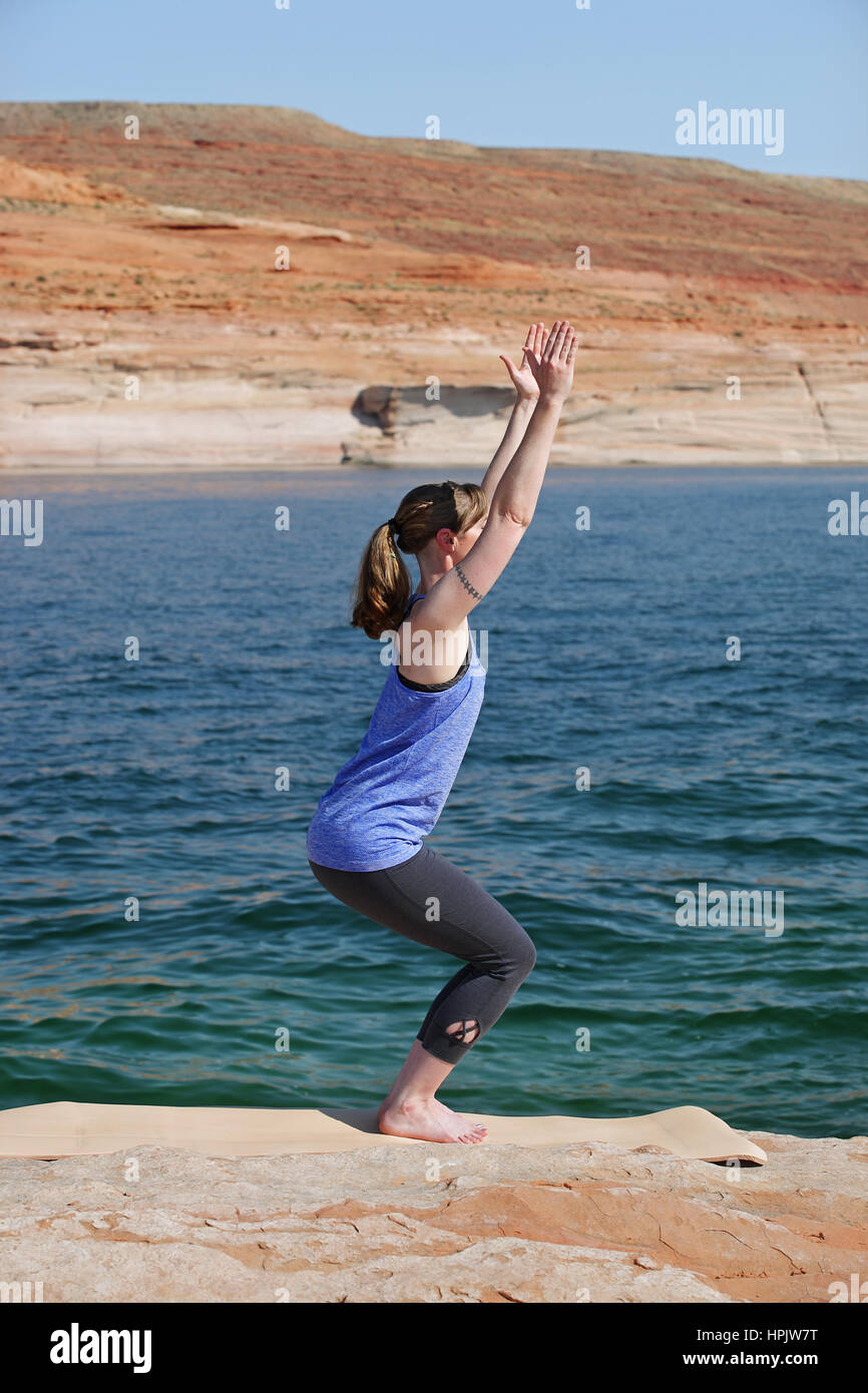 Woman by lake Banque D'Images