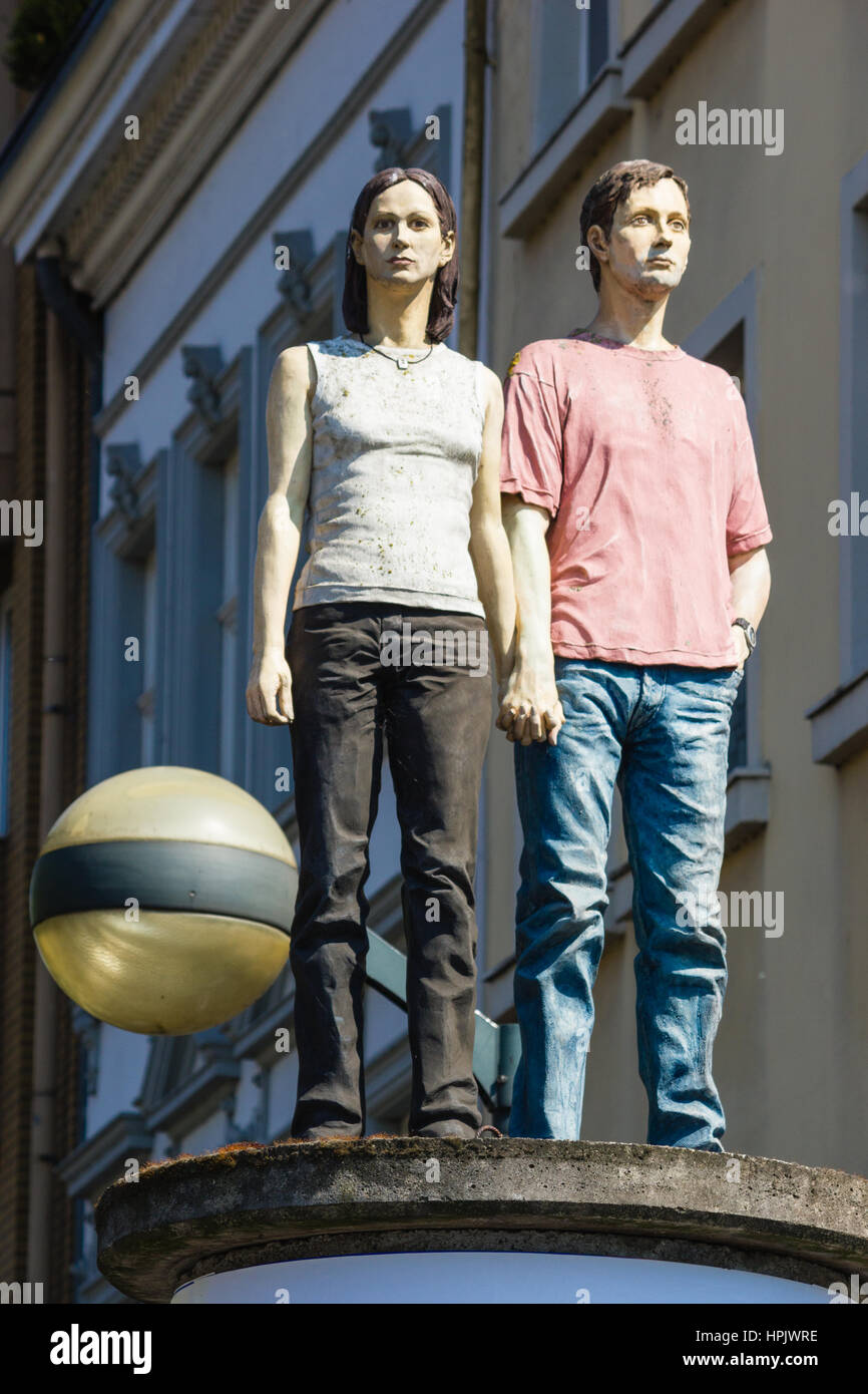 L'un des 9 piliers Saint sculptures de Christoph Poggeler dans Alstadt (vieille ville) Dusseldorf, Allemagne Banque D'Images