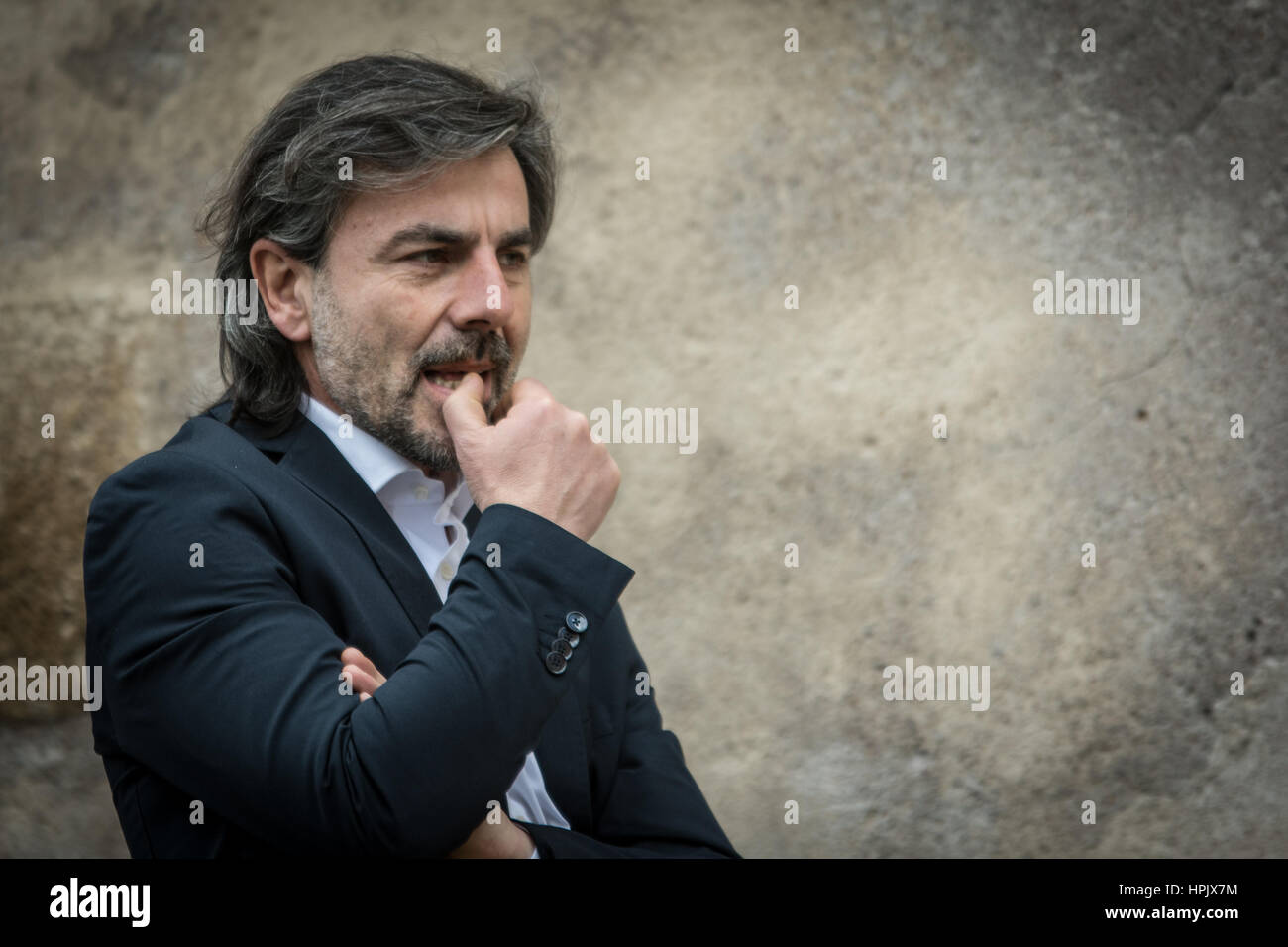 Rome, Italie. Feb 22, 2017. Le chef du mouvement 5 étoiles Beppe Grillo arrive à la capitale pour la réunion avec le maire Virginie Raggi. Dans photo Calabrese Pietro Crédit : Andrea Ronchini/Pacific Press/Alamy Live News Banque D'Images