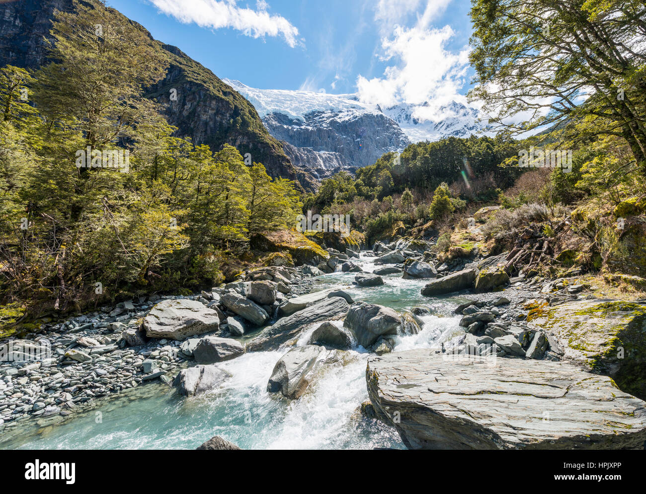 La rivière qui coule à travers les montagnes, Rob Roy Glacier, Mount Aspiring National Park, Otago, Nouvelle-Zélande, Southland Banque D'Images