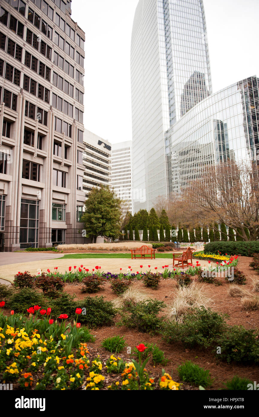 Atlanta, Géorgie, immeubles de bureaux sur une distribution de nuages pendant la journée. Banque D'Images