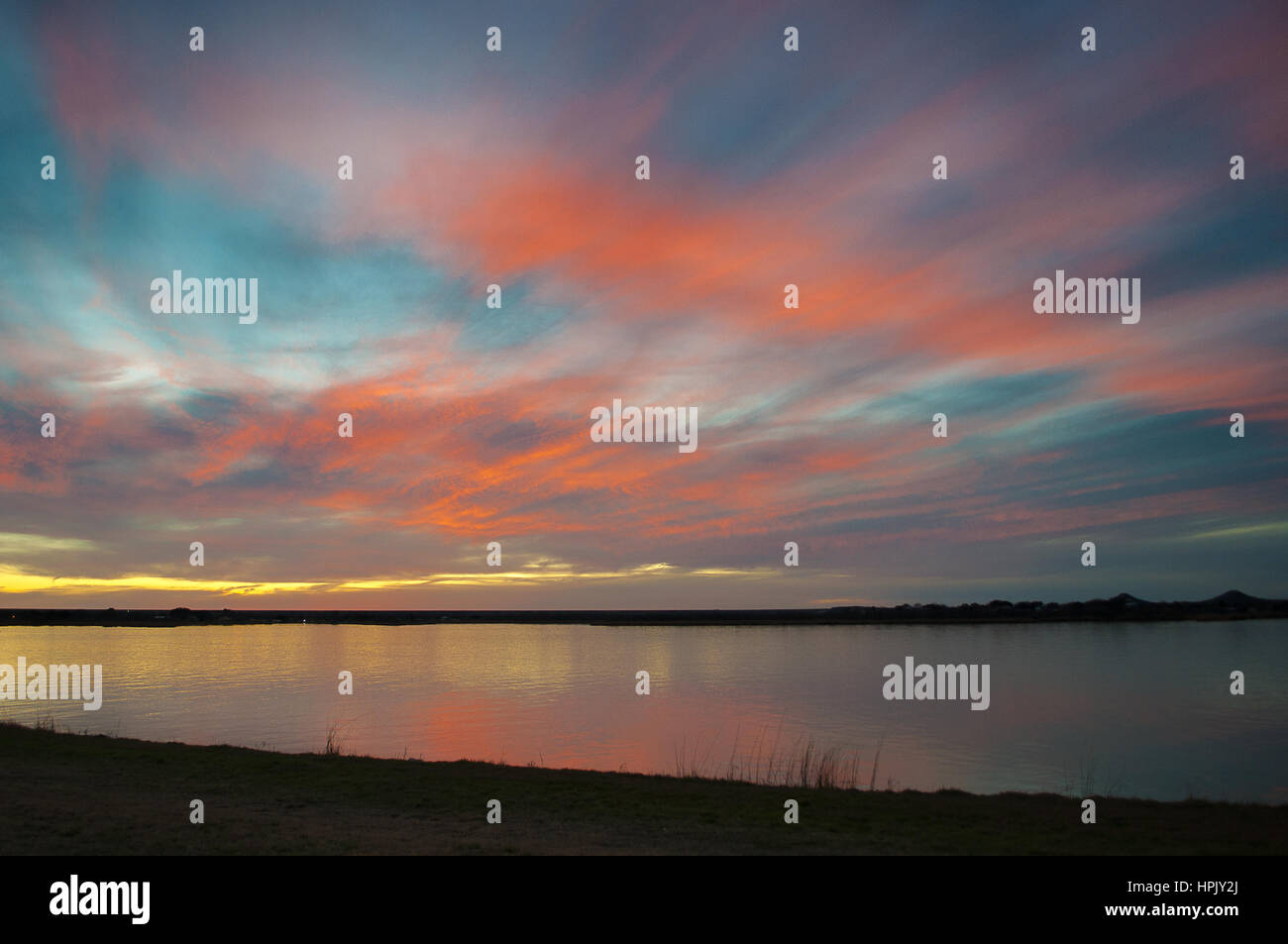 Beau Coucher du soleil de l'ouest du Texas sur le lac Banque D'Images