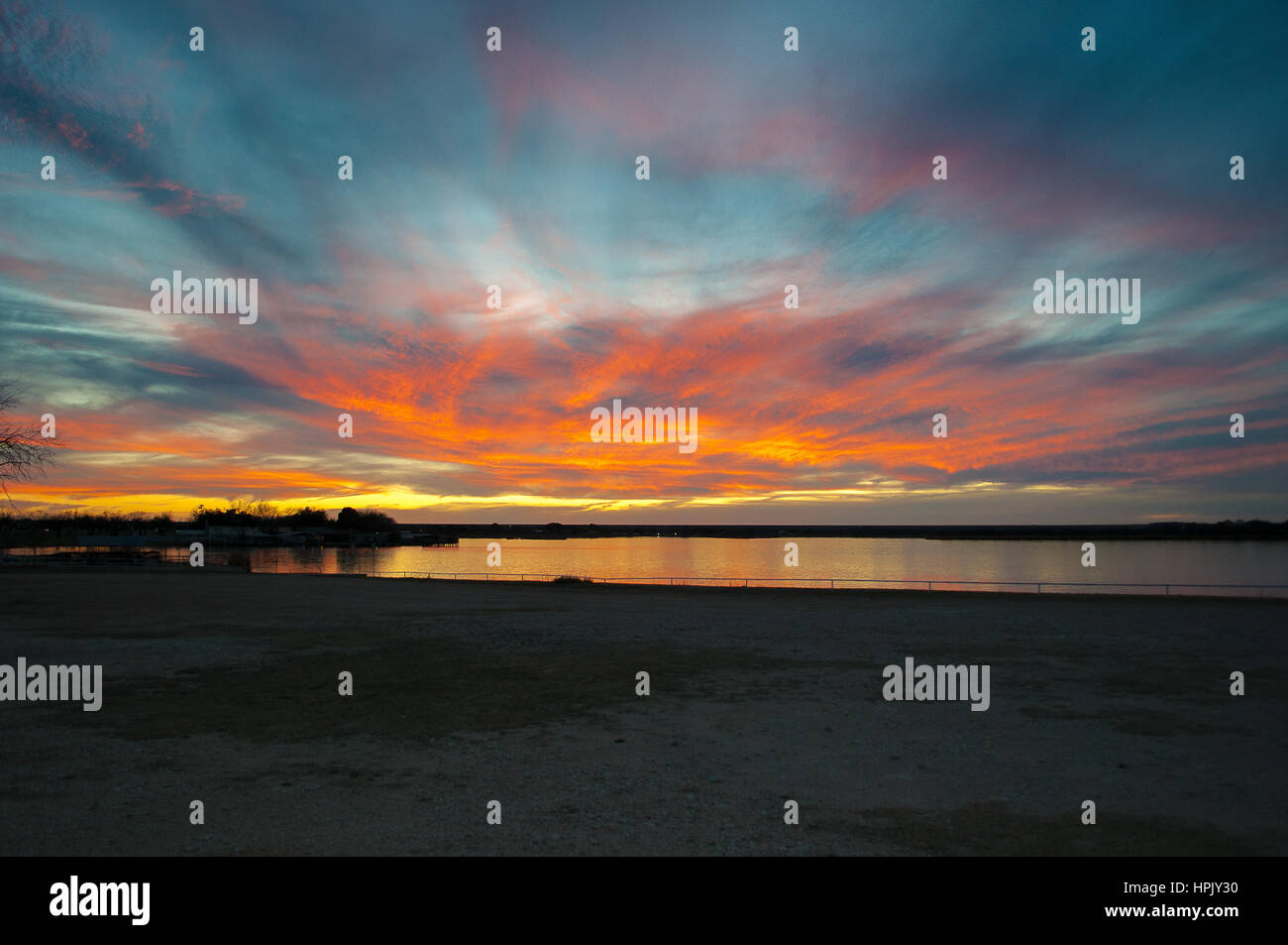 Beau Coucher du soleil de l'ouest du Texas sur le lac Banque D'Images