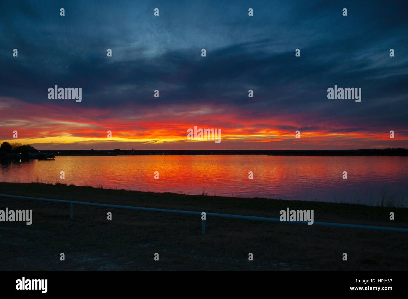 Beau Coucher du soleil de l'ouest du Texas sur le lac Banque D'Images