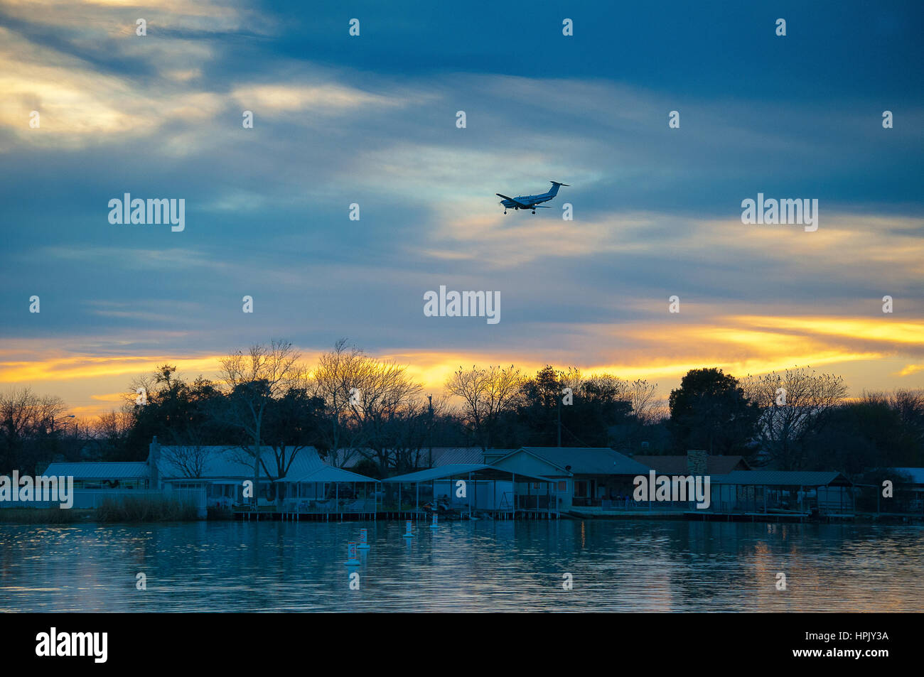 Beau Coucher du soleil de l'ouest du Texas sur le lac Banque D'Images
