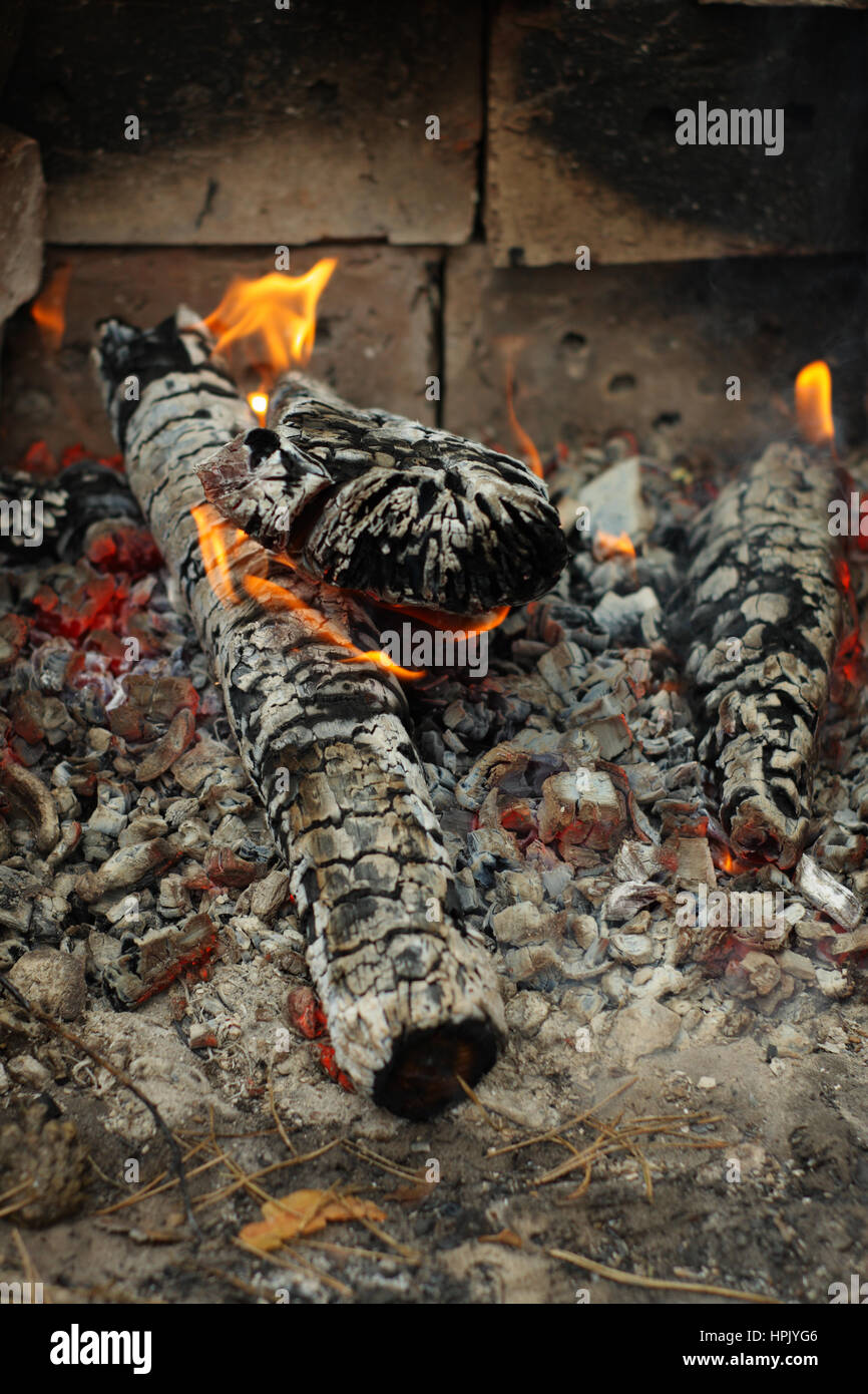 La braise et le feu au-dessus de firebrand dans le foyer, peu profonde 6 Banque D'Images