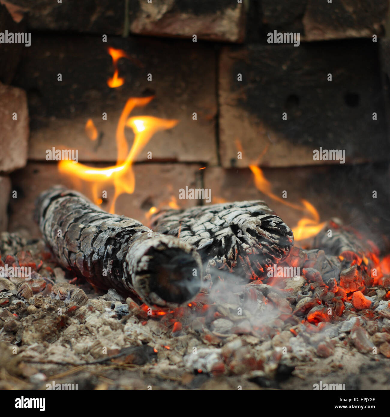 La braise et le feu au-dessus de firebrand dans le foyer, peu profonde 6 Banque D'Images