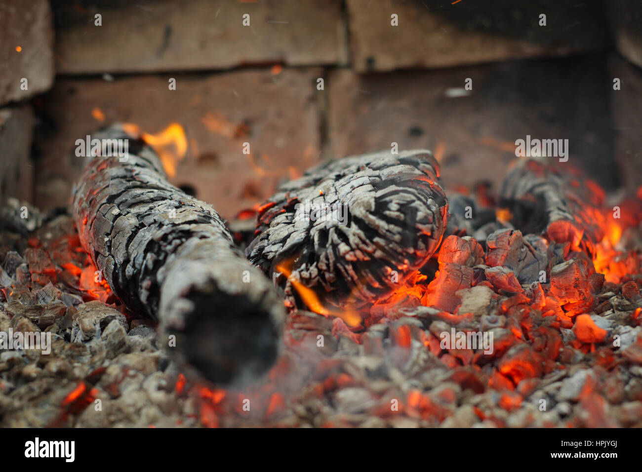La braise et le feu au-dessus de firebrand dans le foyer, peu profonde 6 Banque D'Images