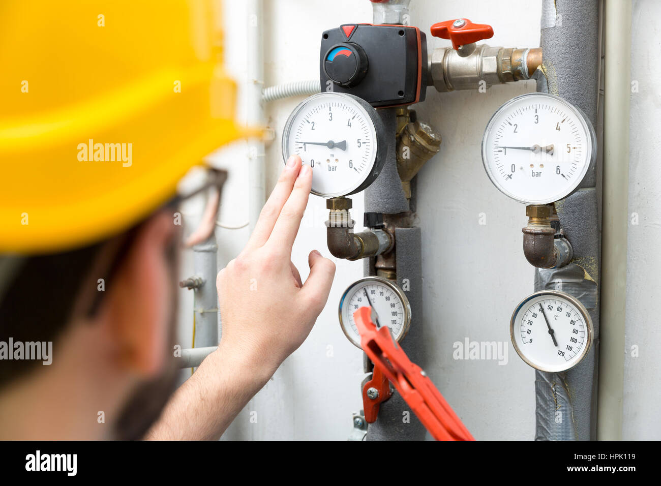 Technicien de maintenance - contrôle de la pression pour système de chauffage maison Banque D'Images