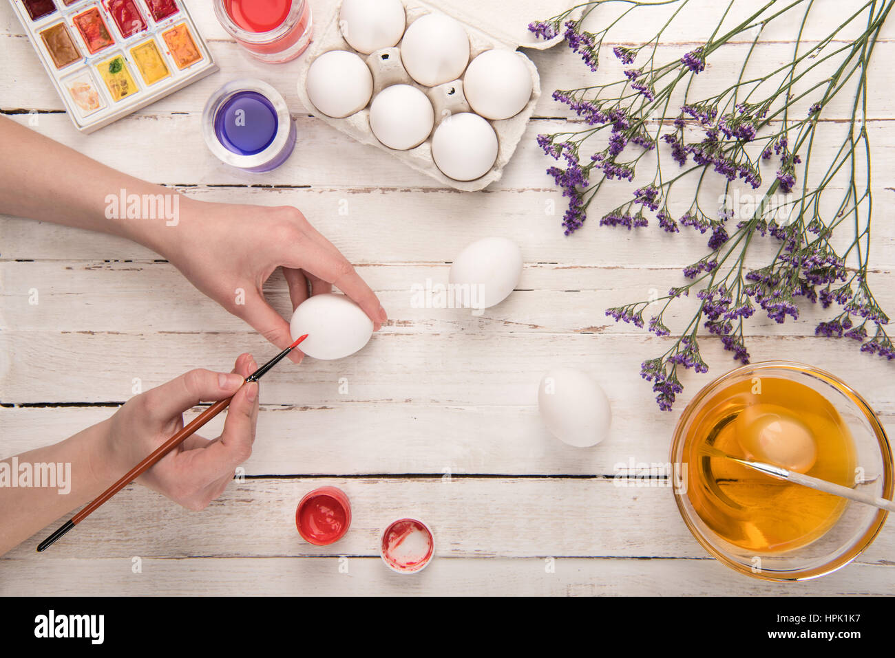 Vue de dessus de l'oeuf sur coloriage mains femme tableau pour Pâques Banque D'Images