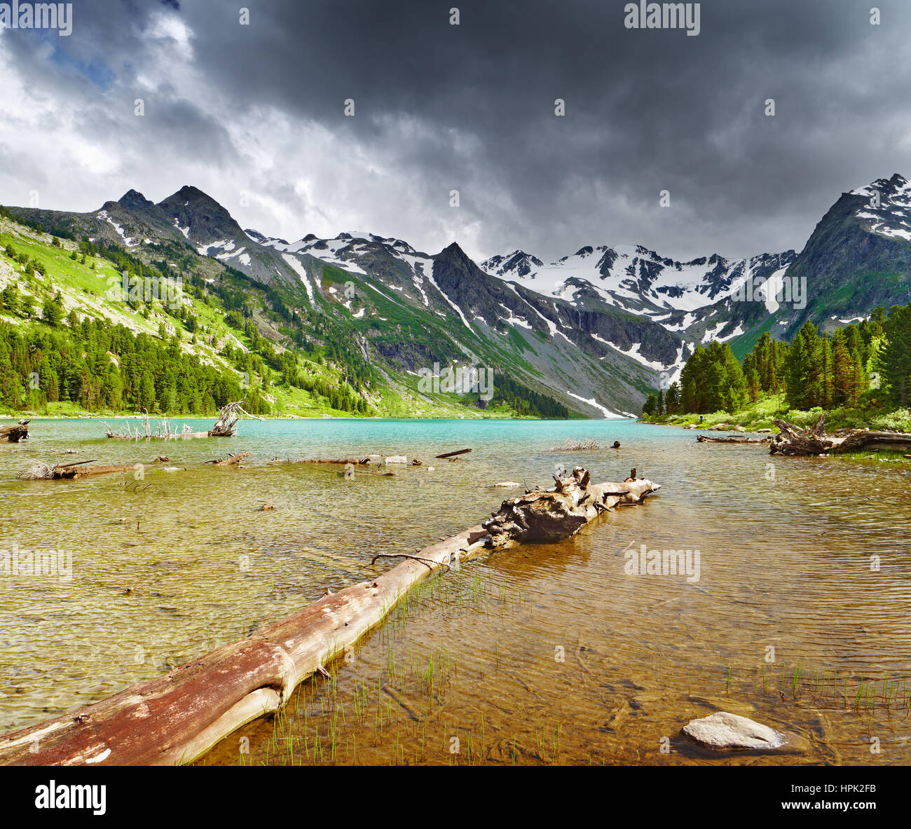 Lac de montagne, montagnes de l'Altaï, en Russie Banque D'Images