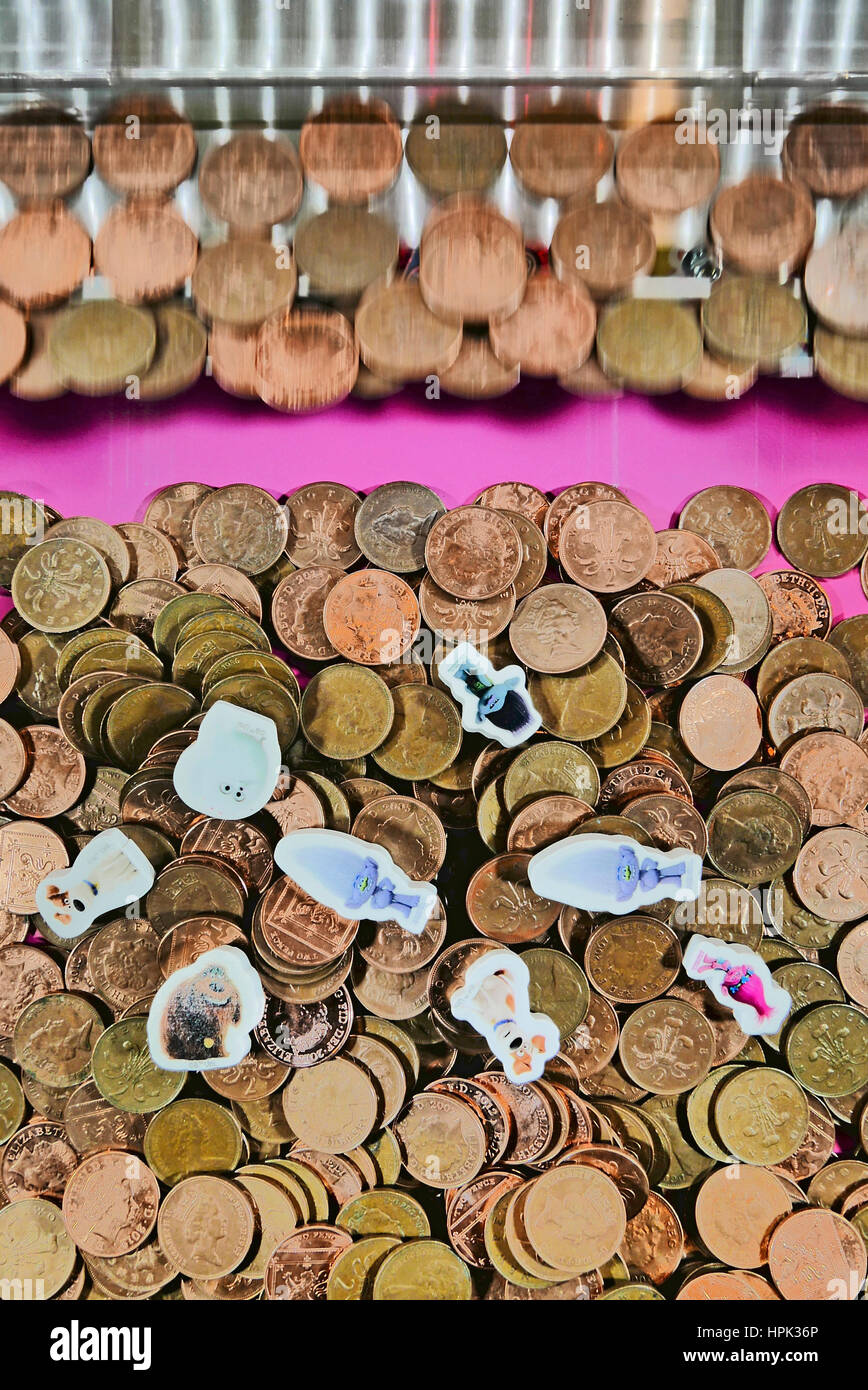 Deux pièces pence et prix à l'occasion d'un ''shove penny arcade'' Banque D'Images