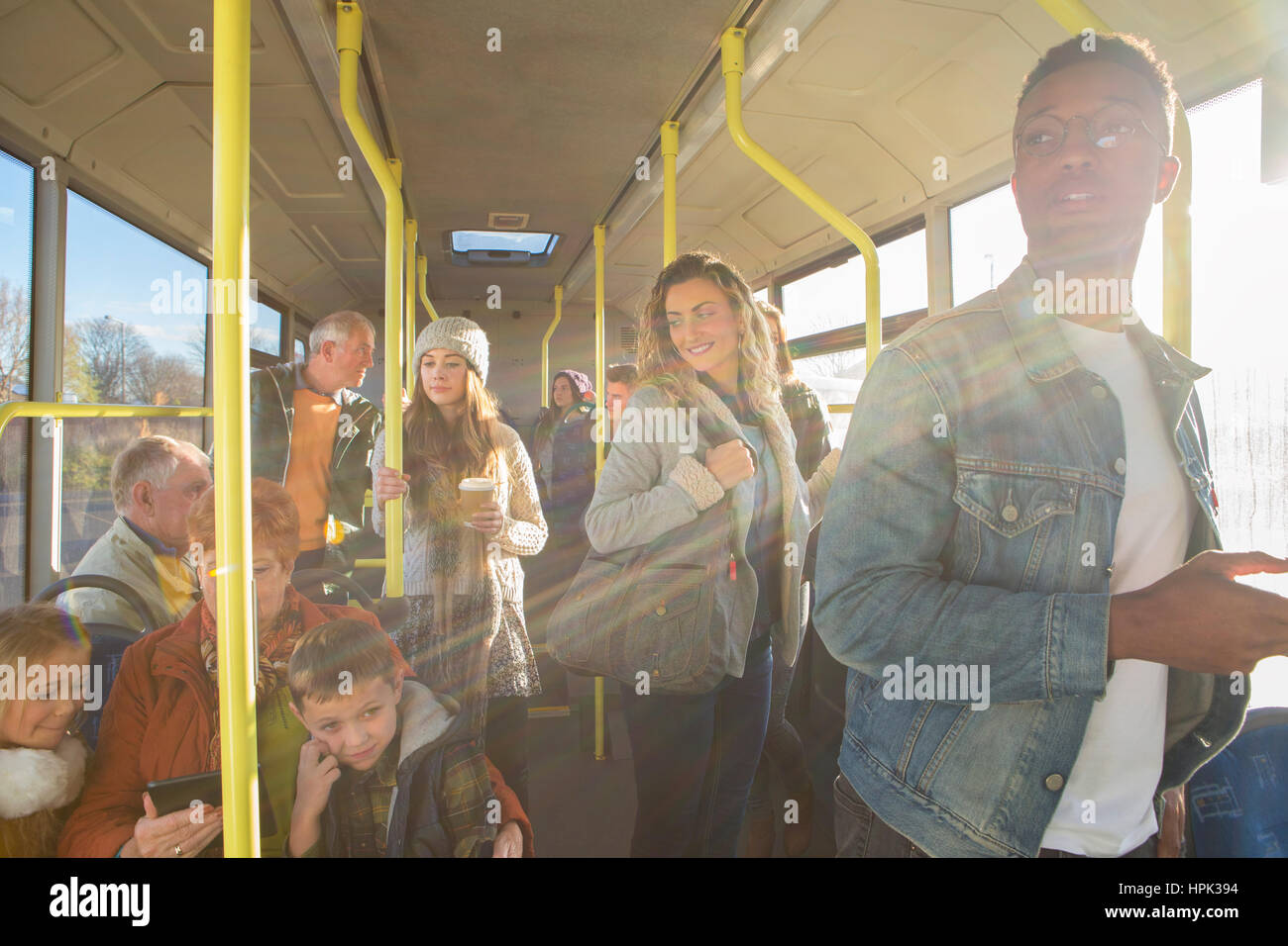 Люди в автобусе картинки. Люди в трамвае. Человек ест в общественном транспорте. Люди в автобусе картинки. Люди в автобусе картинки.