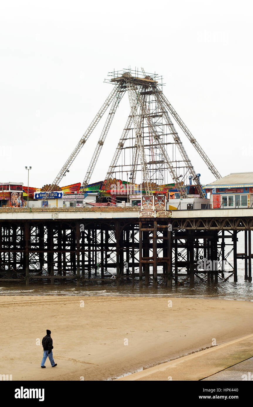 Structure en acier en forme de pyramide sur Central Pier, Blackpool, Royaume-Uni, où siège habituellement grande roue Banque D'Images