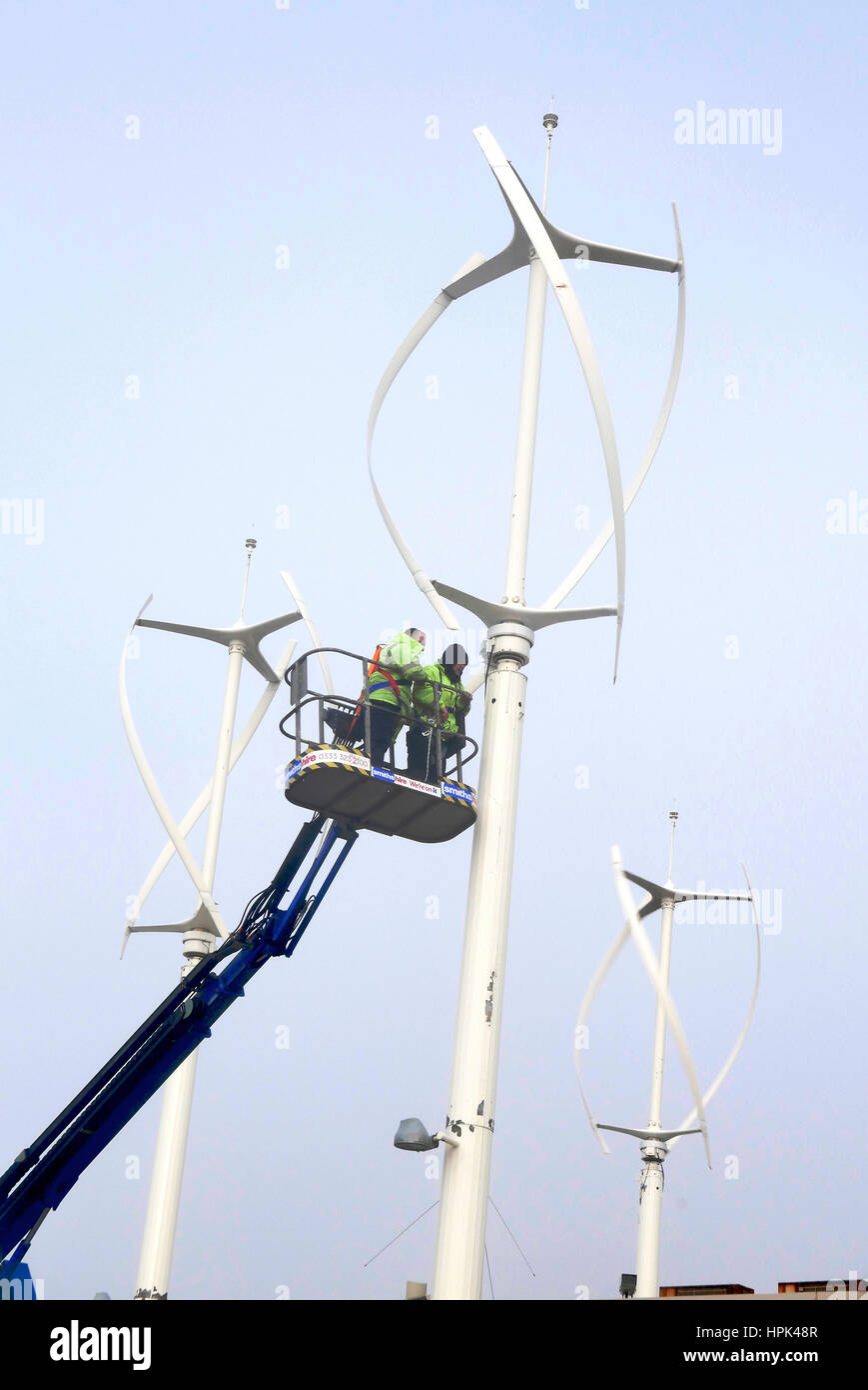 Travaux d'entretien effectués sur une éolienne à axe vertical, Lancashire, Royaume-Uni Banque D'Images