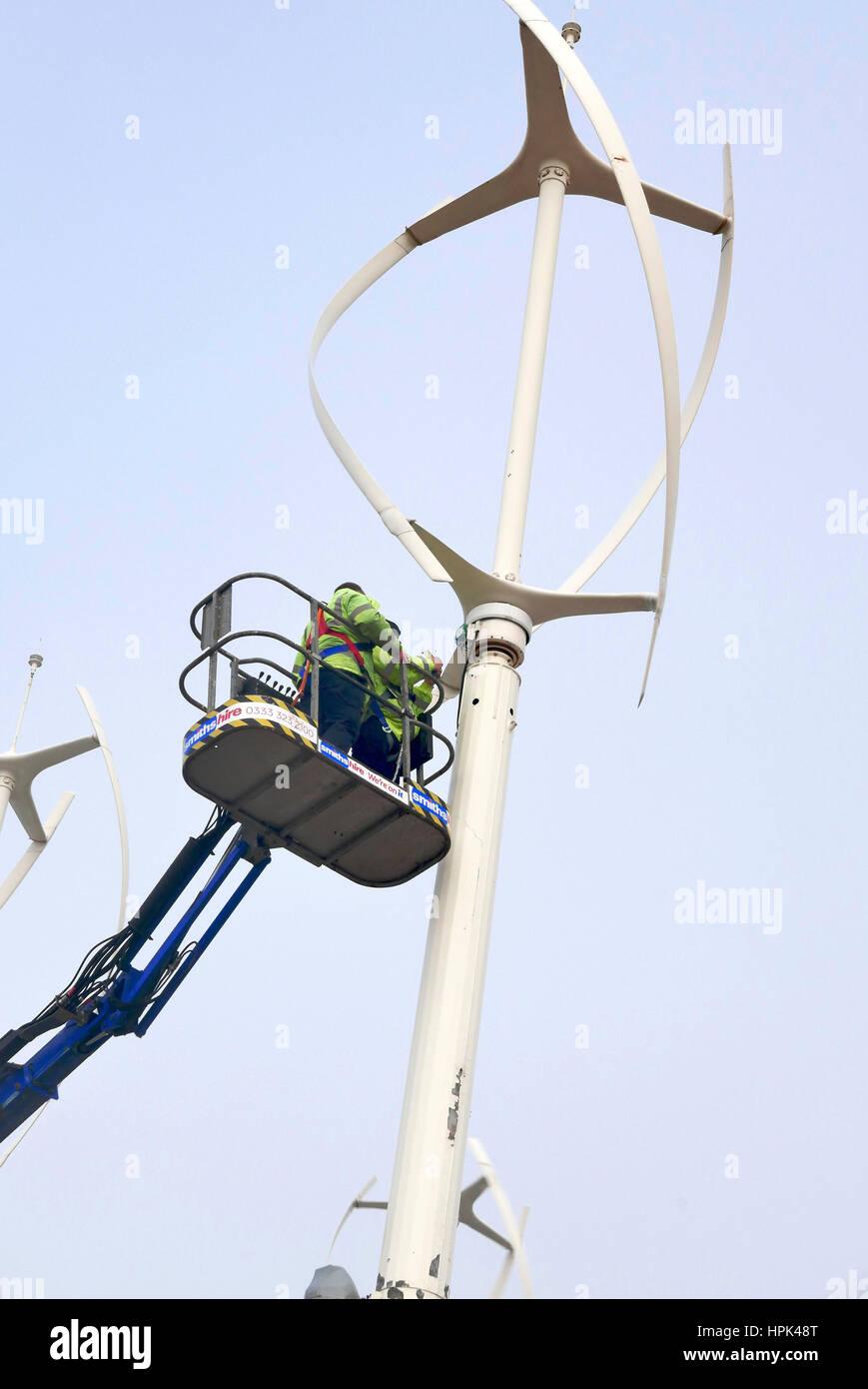 Travaux d'entretien effectués sur une éolienne à axe vertical, Lancashire, Royaume-Uni Banque D'Images