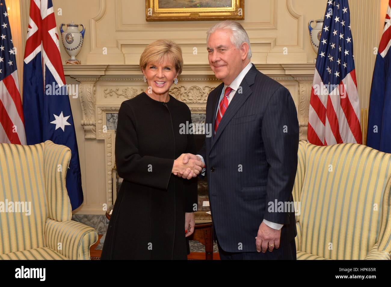 Washington, DC, USA. Feb 22, 2017. La secrétaire d'État des États-Unis, Rex Tillerson se félicite le ministre australien des affaires étrangères Julie Bishop avant leur réunion bilatérale au Ministère d'État le 22 février 2017 à Washington, D.C. Crédit : Planetpix/Alamy Live News Banque D'Images