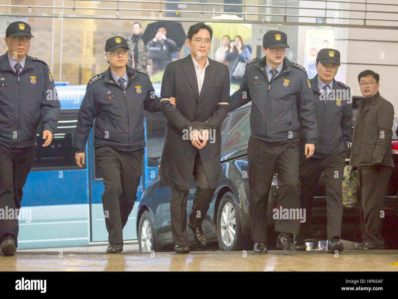 Séoul, Corée du Sud. Feb 22, 2017. Vice-président de Samsung Electronics et de facto le chef de groupe Samsung Lee Jae-Yong arrive sur le bureau des procureurs spéciaux à Séoul, Corée du Sud. Procureurs spéciaux interrogé Lee le mercredi pour la troisième fois depuis qu'il a été arrêté plus d'allégations de corruption liées à une affaire de corruption qui a conduit à la Présidente Park Geun-hye destitution en décembre 2016. Credit : AFLO Co.,Ltd/Alamy Live News Banque D'Images