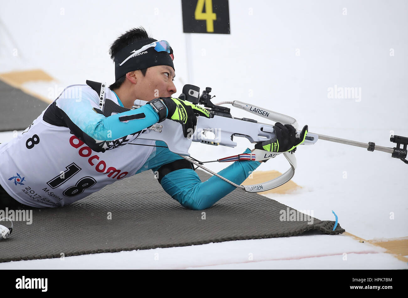 Sapporo, Japon. Feb 23, 2017. Tachizaki Mikito du Japon fait concurrence au cours de la Men's 10km sprint du biathlon au Sapporo 2017 Jeux Asiatiques d'hiver à Sapporo, Japon, le 23 février 2017. Tachizaki Mikito a pris la troisième place de l'événement en 27 minutes et 19,04 secondes. Credit : Liao Yujie/Xinhua/Alamy Live News Banque D'Images