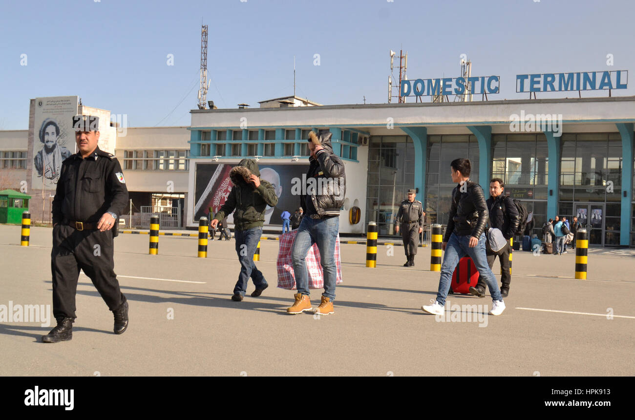 Kaboul, Afghanistan. Feb 23, 2017. Un groupe de jeunes hommes quitter l'aéroport avec l'accompagnement de la police à Kaboul, Afghanistan, le 23 février 2017. Certains essaient de couvrir leur visage. Les demandeurs d'ssekers ont de nouveau été expulsés d'Allemagne en Afghanistan. L'avion avec 18 réfugiés à bord atteint Kaboul de Munich le jeudi matin. Photo : Mohammad Jawad/dpa/Alamy Live News Banque D'Images