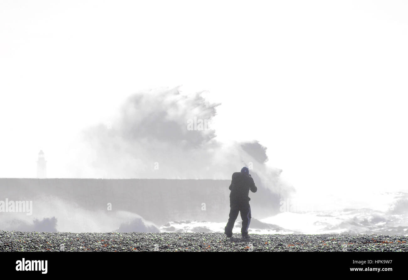 Newlaven, East Sussex, Royaume-Uni. 23 février 2017. Le vent augmente le long du coût du Sud alors que Storm Doris passe au-dessus du Royaume-Uni. Photographes en vigueur pour capturer les scènes. Banque D'Images