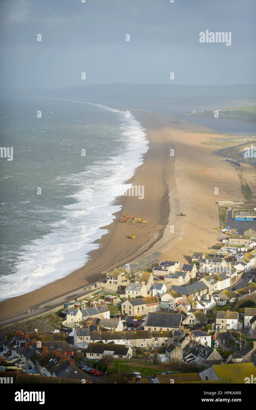 Plage de Chesil, Portland, Dorset, UK. 23 Février, 2017. Doris hits tempête comme l'agence de l'environnement Portland avec quatre grosses réparations creuseurs Chesil Beach banques bardeaux durant la marée basse. © Dan Tucker/Alamy Live News Banque D'Images