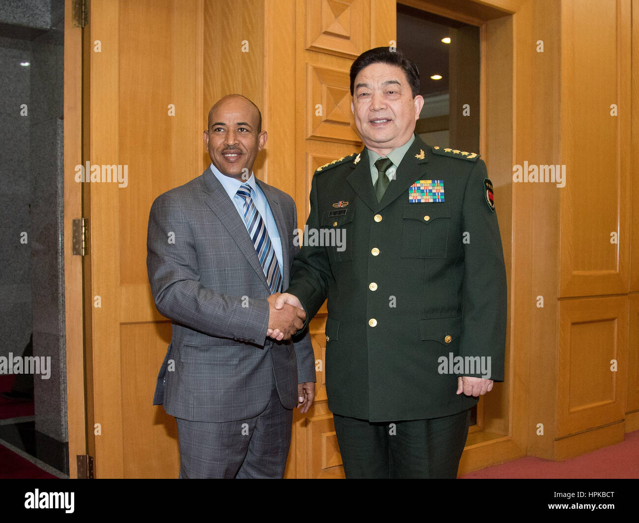 Beijing, Chine. Feb 23, 2017. Le Conseiller d'Etat chinois et ministre de la Défense nationale Chang Wanquan (R) rencontre avec le ministre de la défense de l'Éthiopie Siraj Fegessa à Beijing, capitale de la Chine, 23 février, 2017. Credit : Ju Zhenhua/Xinhua/Alamy Live News Banque D'Images