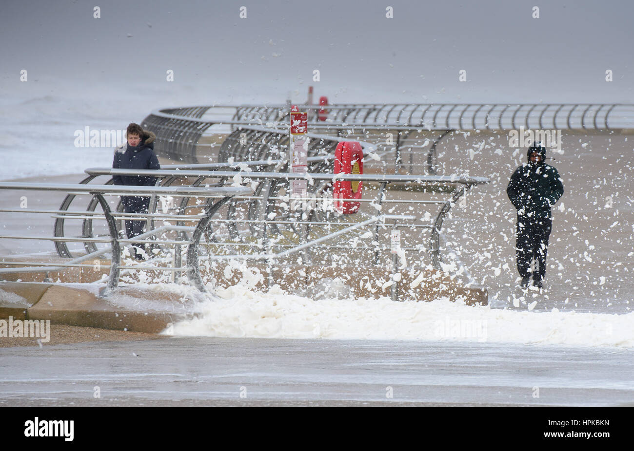 Blackpool, Royaume-Uni. 23 février 2017. Sea Foam attisé par des vents de 90 mi/h à Blackpool, Lancashire pendant les doris. Crédit : John Eveson/Alamy Live News Banque D'Images