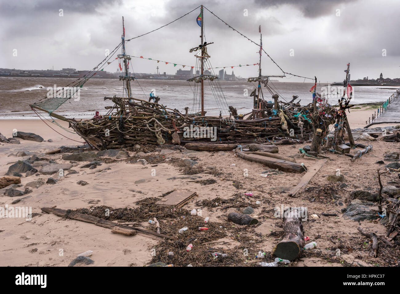 New Brighton, Merseyside, Royaume-Uni. Feb 23, 2017. Le seul navire sur la rivière Mersey aujourd'hui que storm Doris fermé le port de Liverpool à l'expédition. L'Art pirate Jolly Roger sur la plage de New Brighton presque comme si elle avait fait naufrage dans la tempête. Crédit : John Davidson/Alamy Live News. Banque D'Images