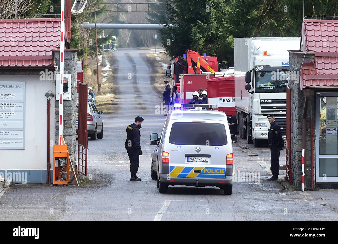 Beroun, République tchèque. Feb 23, 2017. La police entre dans une porte que les pompiers se trouvent à proximité de l'usine de machines ou d'Policske Strojirny où des explosions ont blessé 19 personnes dans la région de Beroun, 154 kilomètres au sud est de Prague le Jeudi, Février 23, 2017. Kaizarova Hana porte-parole de la police, dit que la première explosion a eu lieu vers 11 h (1000 GMT) dans un hall de production et un certain nombre d'autres ont suivi. Photo : CTK Josef Vostarek/Photo/Alamy Live News Banque D'Images