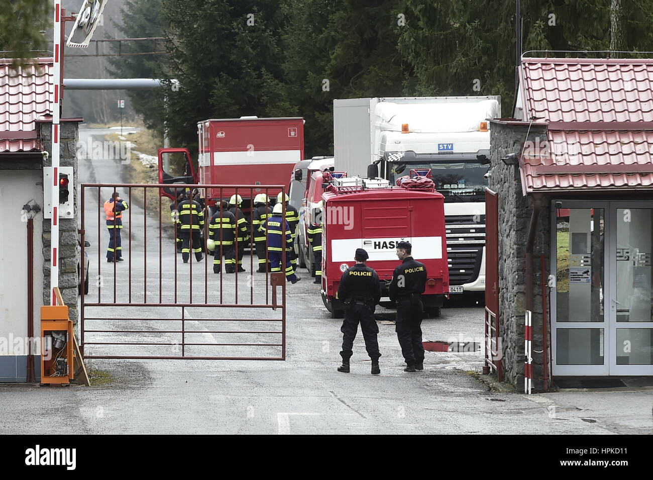 Beroun, République tchèque. Feb 23, 2017. Deux agents de police veille sur un stand à proximité de la porte comme les pompiers dans l'usine de machines ou d'Policske Strojirny où des explosions ont blessé 19 personnes dans la région de Beroun, 154 kilomètres au sud est de Prague le Jeudi, Février 23, 2017. Kaizarova Hana porte-parole de la police, dit que la première explosion a eu lieu vers 11 h (1000 GMT) dans un hall de production et un certain nombre d'autres ont suivi. Photo : CTK Josef Vostarek/Photo/Alamy Live News Banque D'Images