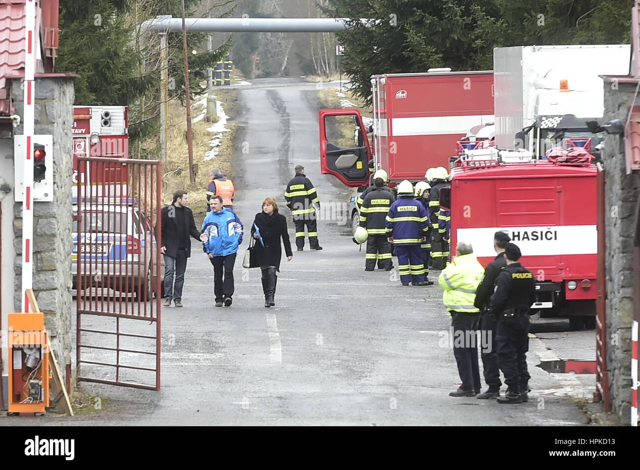 Beroun, République tchèque. Feb 23, 2017. Les agents de police veille sur un stand à proximité de la porte comme les pompiers dans l'usine de machines ou d'Policske Strojirny où des explosions ont blessé 19 personnes dans la région de Beroun, 154 kilomètres au sud est de Prague le Jeudi, Février 23, 2017. Kaizarova Hana porte-parole de la police, dit que la première explosion a eu lieu vers 11 h (1000 GMT) dans un hall de production et un certain nombre d'autres ont suivi. Photo : CTK Josef Vostarek/Photo/Alamy Live News Banque D'Images