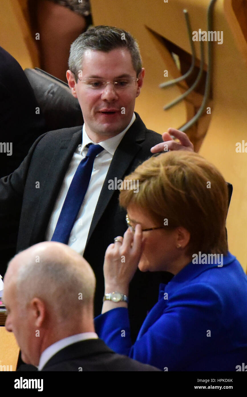 Edinburgh, Ecosse, Royaume-Uni. Feb 23, 2017. Finances Secrétaire Derek Mackay (haut) et premier ministre Nicola Sturgeon au cours de la troisième phase du débat sur le budget de l'Écossais, le Crédit : Ken Jack/Alamy Live News Banque D'Images