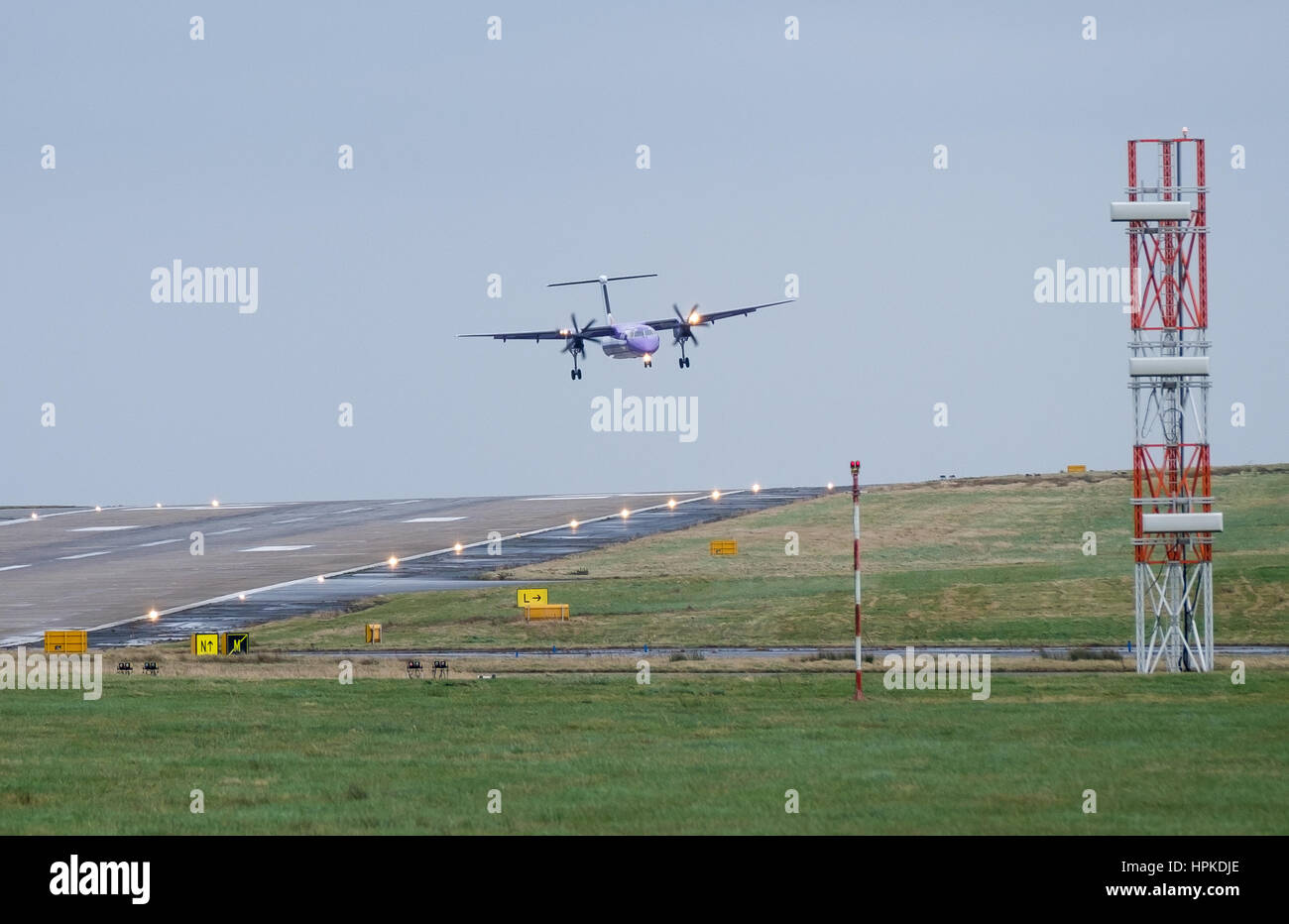 L'aéroport de Leeds et Bradford, West Yorkshire. UK. Jeudi 23 février 2017. Turboprop Flybe vol passager venant à la terre dans des vents de travers à l'aéroport le plus élevé du Royaume-Uni- Leeds Bradford. Crédit : Ian Wray/Alamy Live News Banque D'Images