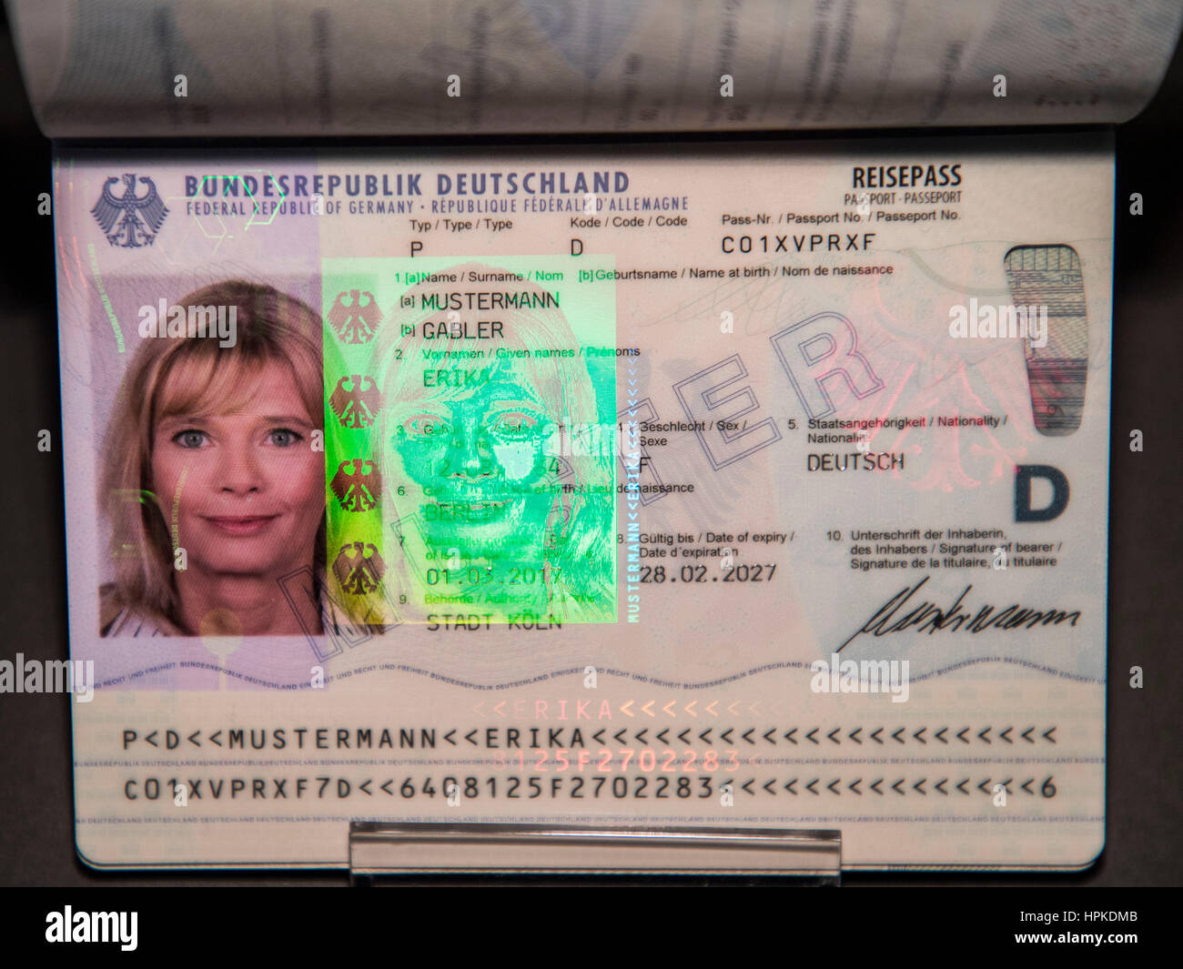 Berlin, Allemagne. Feb 23, 2017. Le nouveau passeport allemand sur l