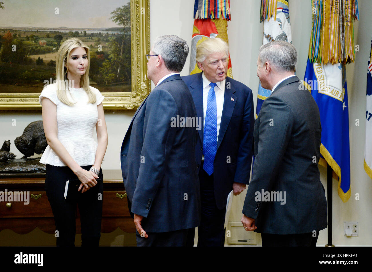 Washington DC, USA. 23 février 2017. Le Président des Etats-Unis, Donald Trump et fille Ivanka Trump accueillent les participants y compris Brian A. Gallagher, président et chef de la direction de United Way Worldwide (L) et John Richmond (R), un procureur fédéral agissant comme des avocats du contentieux avec le ministère américain de la Justice, la traite de l'unité de poursuites avant une séance d'écoute sur le marché national et international d'êtres humains dans la Roosevelt Room de la Maison Blanche le 23 février 2017 à Washington, DC. Crédit : Olivier Douliery/Piscine/MediaPunch /CNP via Alamy Live News Banque D'Images