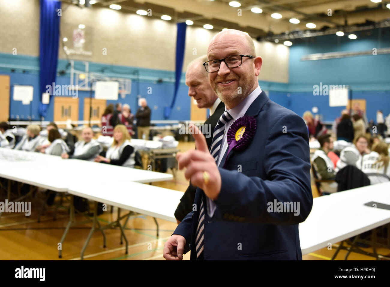 Londres, Royaume-Uni. Feb 24, 2017. L'UKIP Paul Nuttall arrive à l'élection partielle centrale Stoke compter, qu'il contestait. À l'emploi perdu Nuttall Gareth Snell, qui occupait le siège pour le parti. L'élection partielle qui a suivi la démission du député travailliste Tristam Hunt. Credit : Jacob/Sacks-Jones Alamy Live News. Banque D'Images