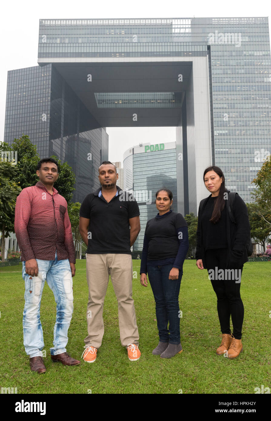 Hong Kong, Chine. Feb 23, 2017. L Ajith Puspa, Supun Thilina Kellapatha, Nadeeka Dilrukshi Nonis et R.Vanessa Mae Rodel hors bureaux LegCo à Hong Kong, Chine le 23 février 2017. Assister les réfugiés sri-lankais conférence de presse discutent de leur crainte de coopératives du gouvernement sri-lankais à Hong Kong Crédit : Jayne Russell/Alamy Live News Banque D'Images