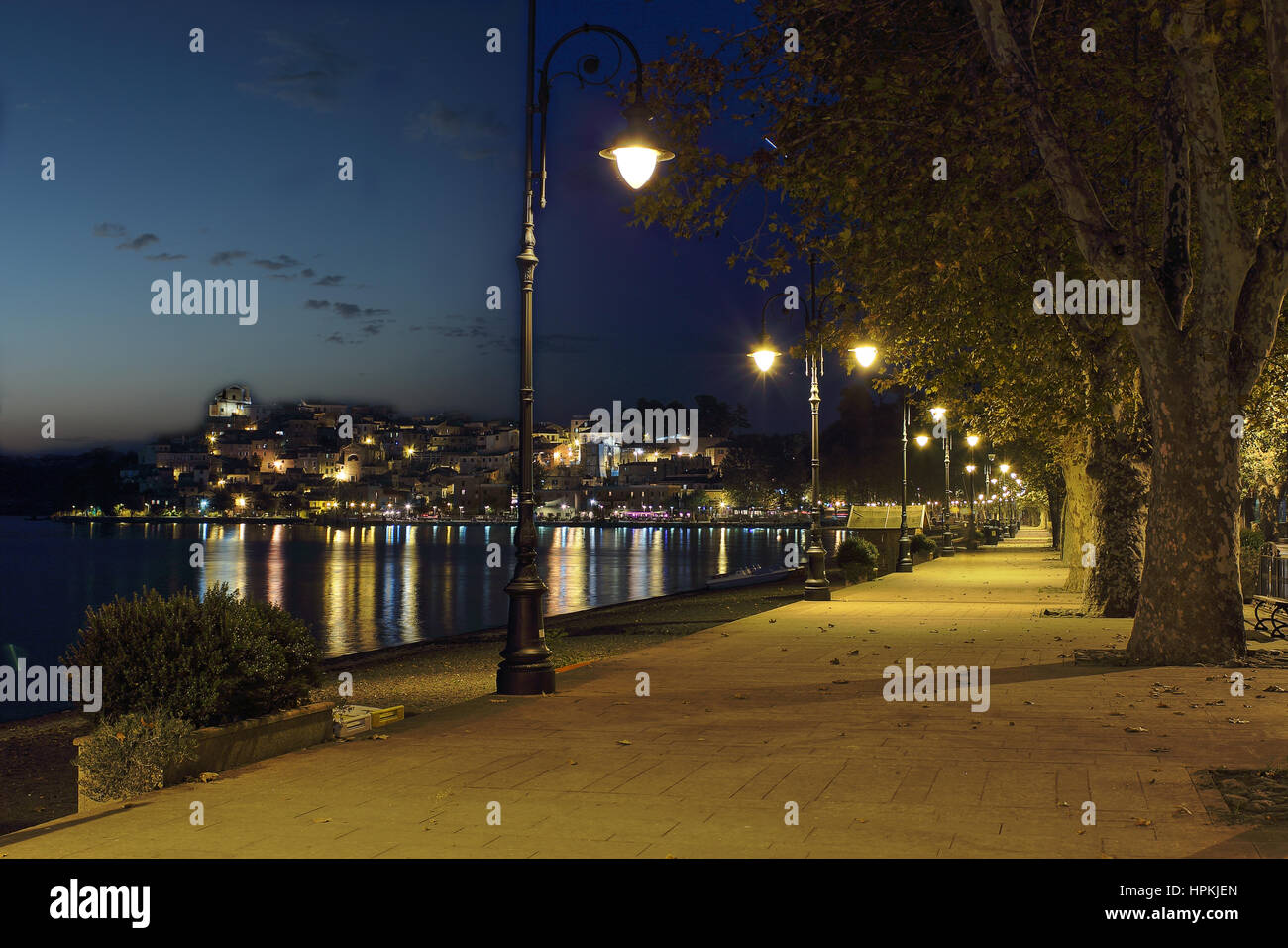 Une photo de nuit de Anguilara Sabazia promenade. C'est un très joli village sur la rive du lac de Bracciano, près de Rome, Italie Banque D'Images